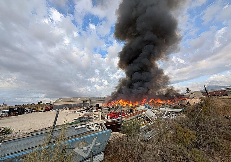 El incendio, este martes, en una planta de reciclaje de Fortuna.