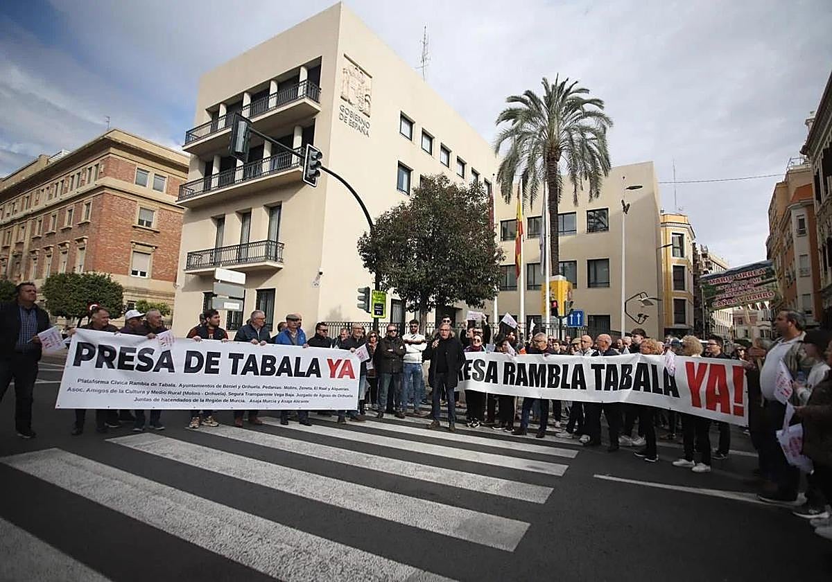 Imagen de archivo de una concentración de los vecinos de la rambla de Tabala el pasado enero.