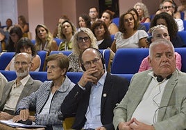 En primera fila: la creadora del término 'aporofobia', Adela Cortina (2i), el relator especial de la ONU Oliver De Schutter (con auriculares), y el presidente de EAPN-ES, Carlos Susías (4i), este miércoles en La Merced.