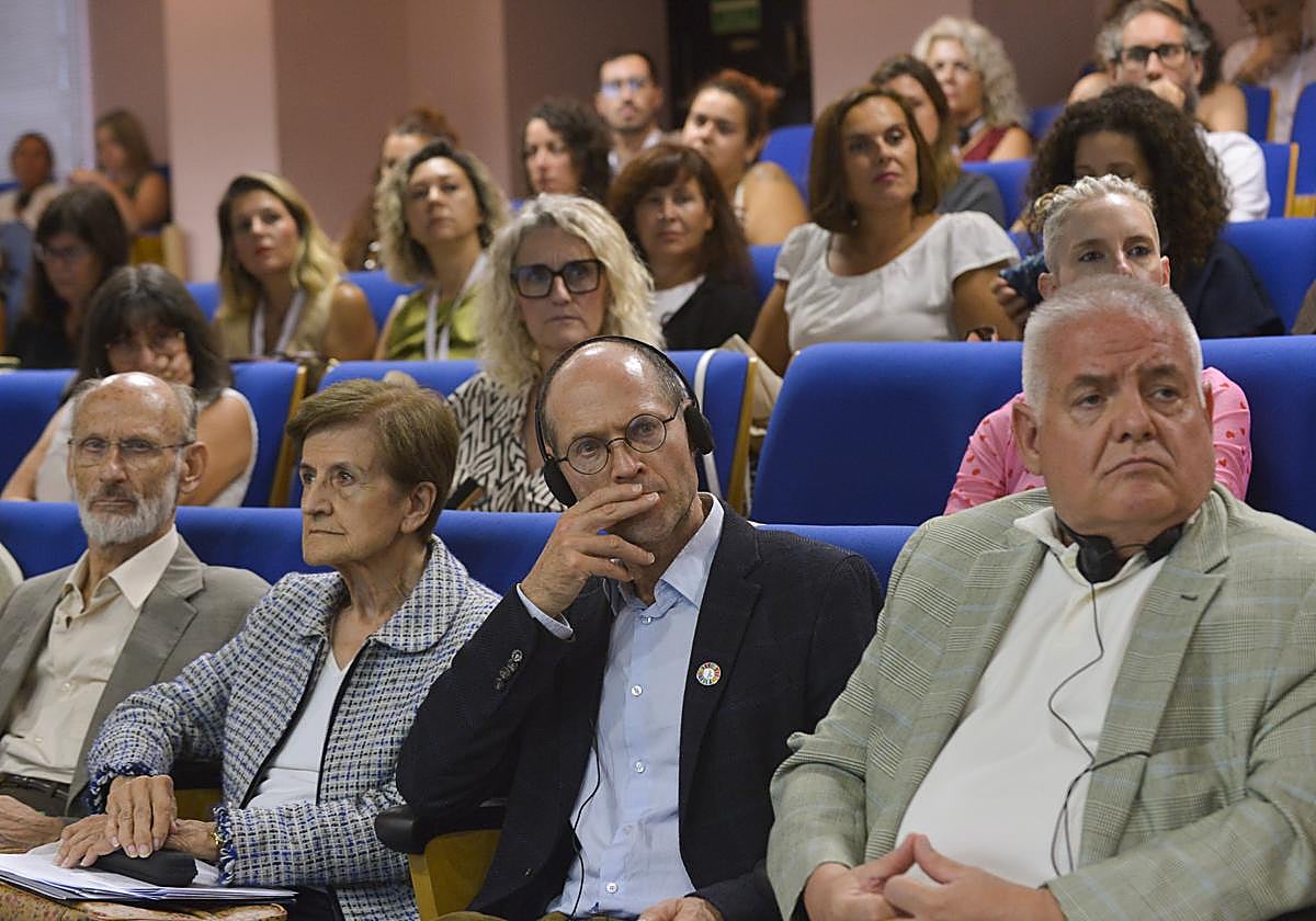 En primera fila: la creadora del término 'aporofobia', Adela Cortina (2i), el relator especial de la ONU Oliver De Schutter (con auriculares), y el presidente de EAPN-ES, Carlos Susías (4i), este miércoles en La Merced.