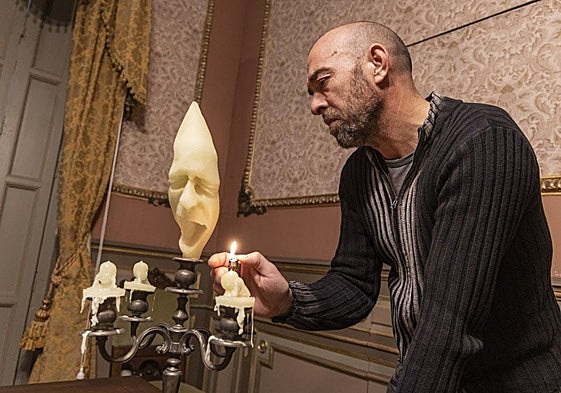 El artista yeclano Lidó Rico en una exposición en Mazarrón.