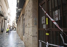 El portal del edificio de la calle Honda, este martes, con los precintos municipales.
