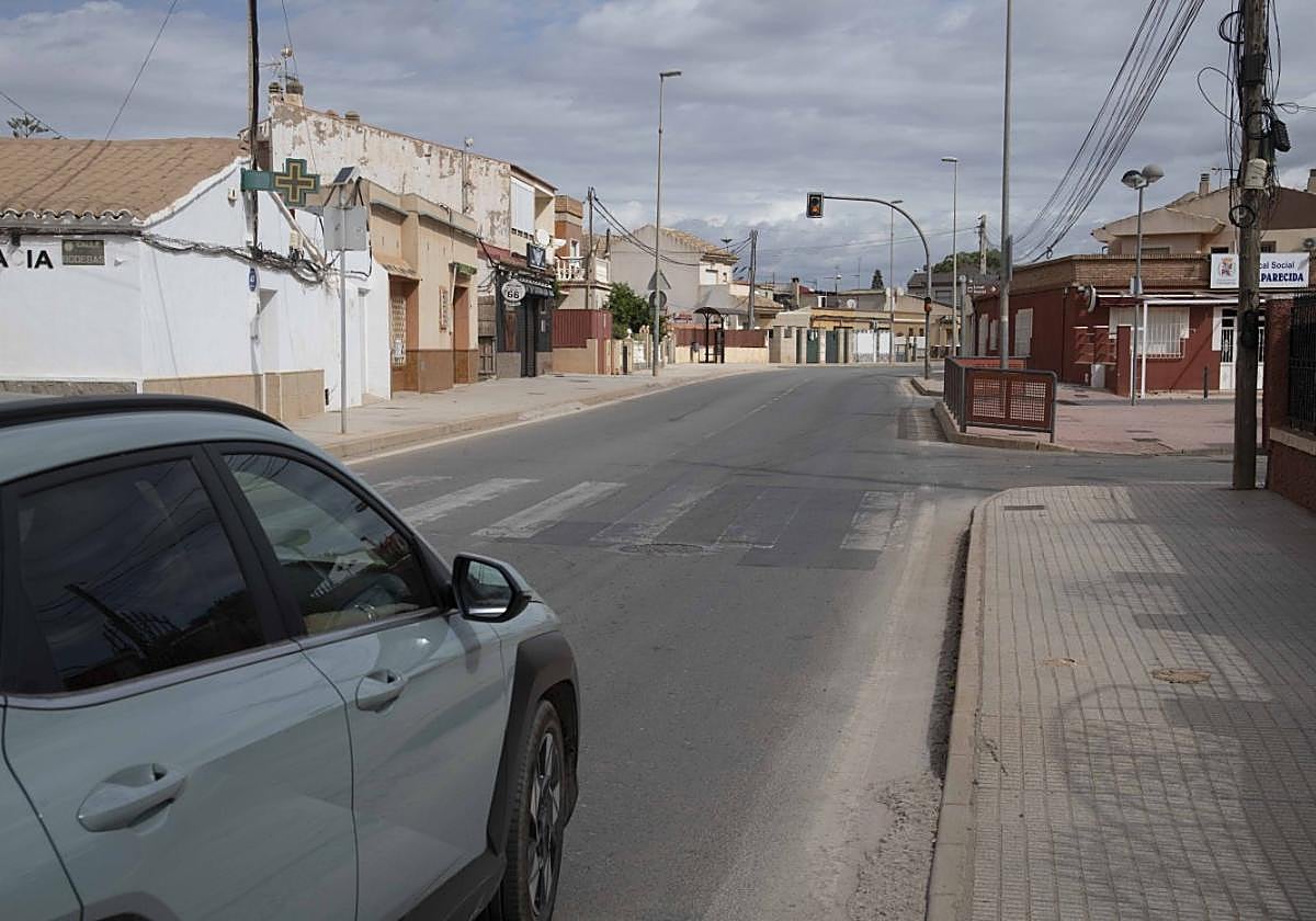 Un coche pasa por el lugar donde tuvo lugar el atropello.