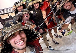 Selfi de Alcaraz con su equipo, todos disfrazados de samuráis, en su visita al Museo Ninja Samurai de Tokio.