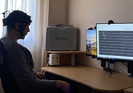 El investigador usando el casco de BitBrain para realizar la experimentación.