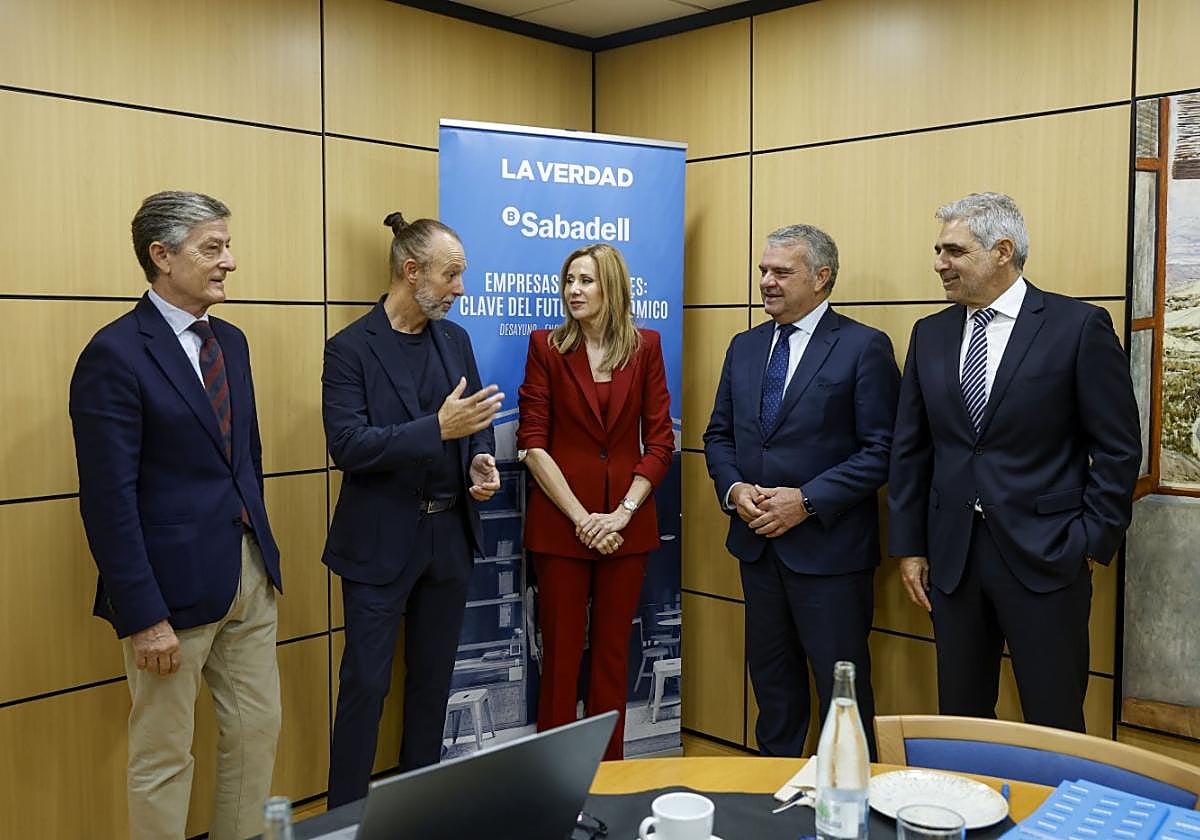José María Tortosa, Emiliano Carrillo, María Isabel López, Fernando Canós y José Manuel Lag, durante el encuentro.