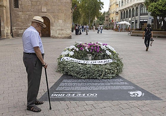 Un hombre frente a la instalación, ayer, en Murcia.