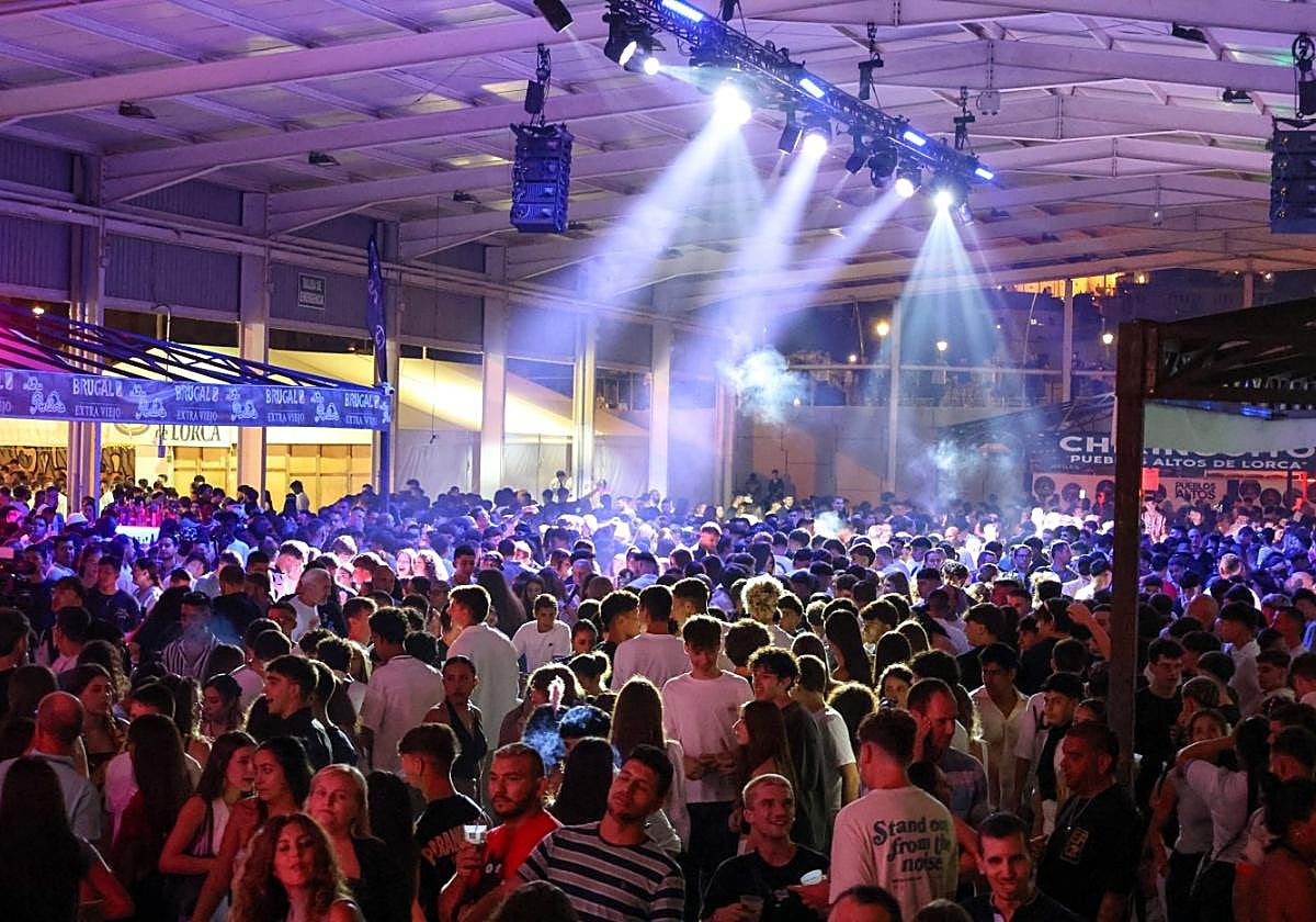 La carpa del Huerto de la Rueda, abarrotada de público estos días.