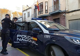 Dos agentes de la Policía Nacional junto a la comisaría de Alcantarilla.