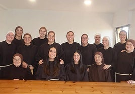 Foto de familia de las Hermanas Pobres.