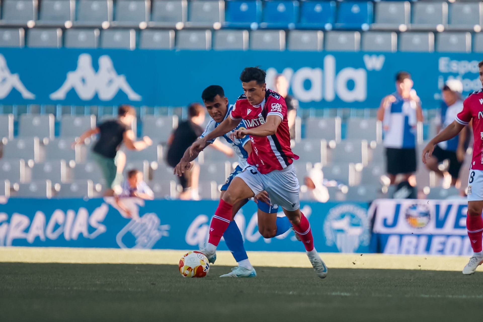 El Cartagena consigue el coliderato con varios sustos, en imágenes