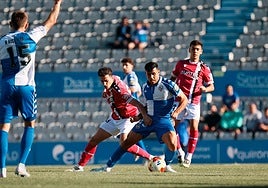 Nacho Sánchez peleando por la posesión del balón