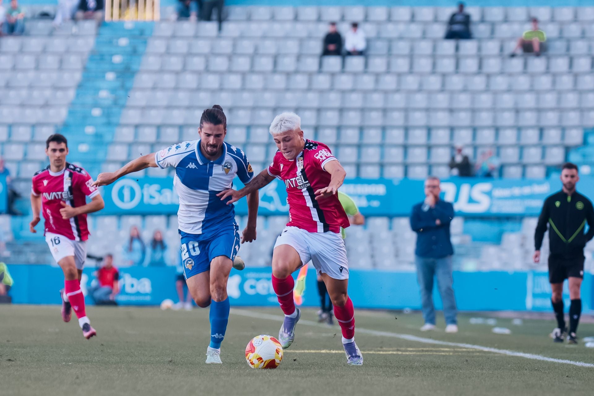 El Cartagena consigue el coliderato con varios sustos, en imágenes