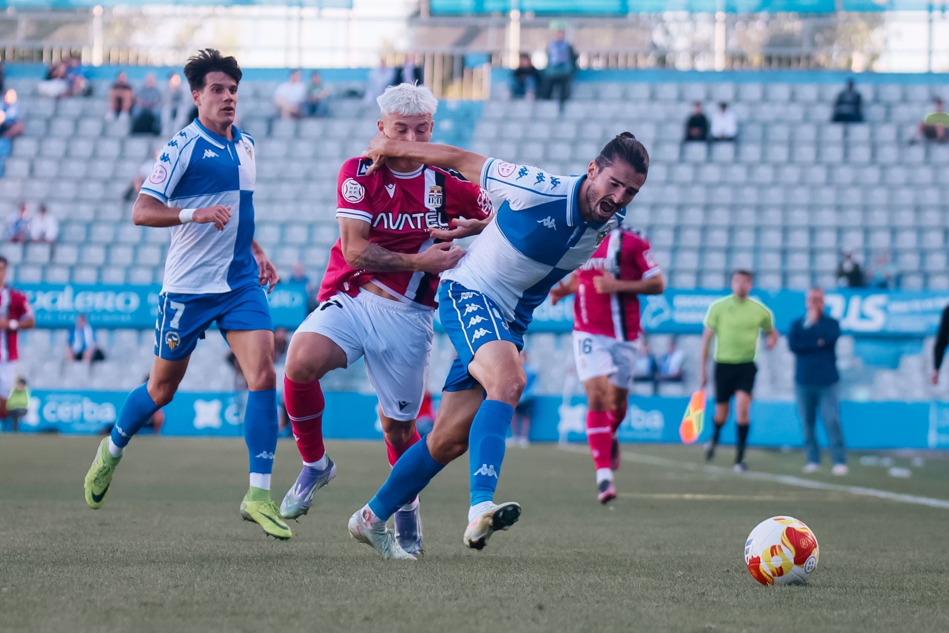 El Cartagena consigue el coliderato con varios sustos, en imágenes