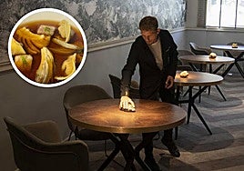 Personal de sala se afana por dejar las mesas a punto para recibir al comensaL.