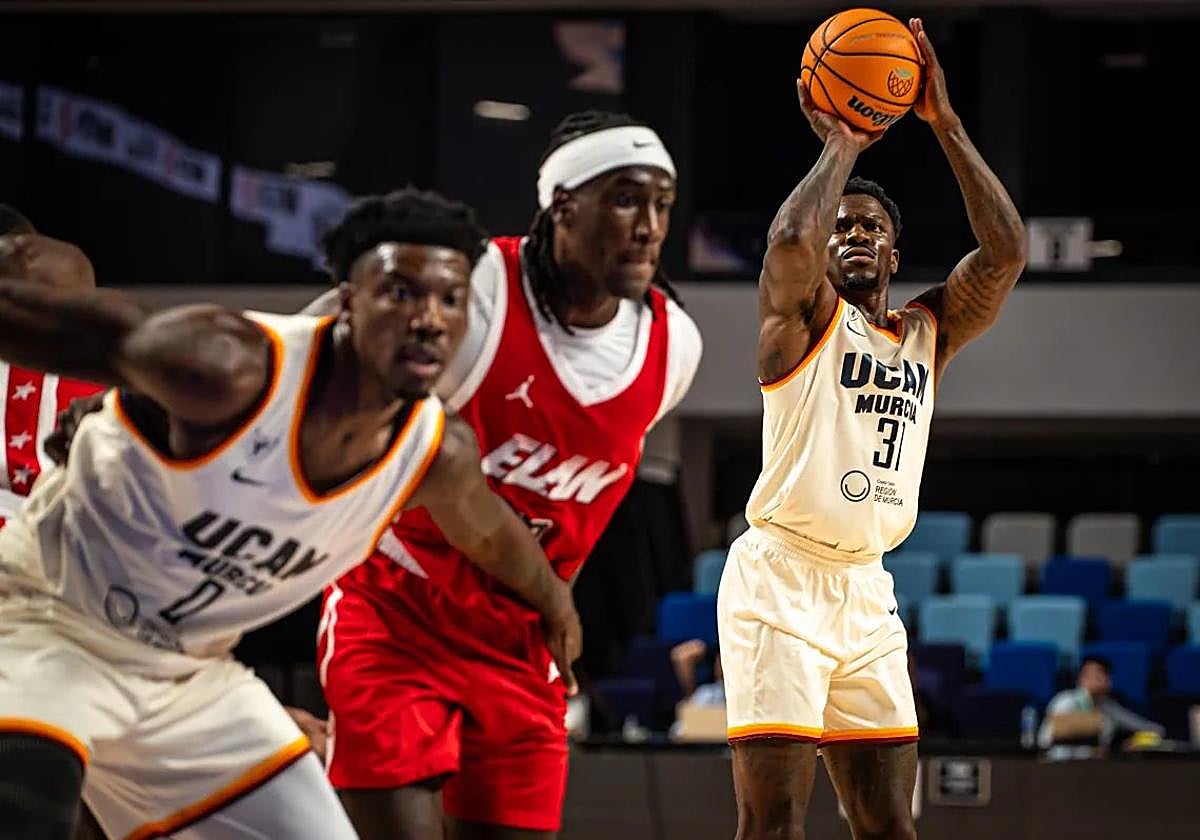 Dylan Ennis lanza a canasta durante el partido.