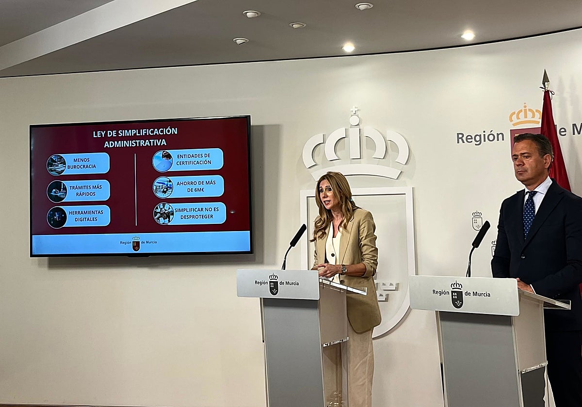 Los consejeros Marisa López y Marcos Ortuño, el día que se aprobó el decreto de simplificación en el Consejo de Gobierno.