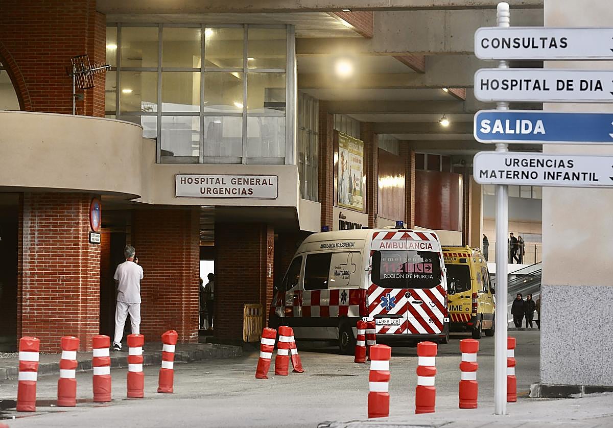 Puerta del servicio de Urgencias de la Arrixaca, en una imagen de archivo.