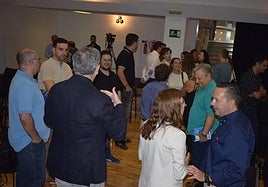 Docentes y empresarios conversan con los organizadores de la jornada.