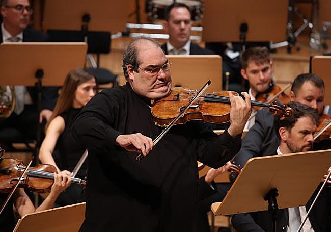 El violista murciano Joaquín Riquelme, ayer, en el Víctor Villegas.