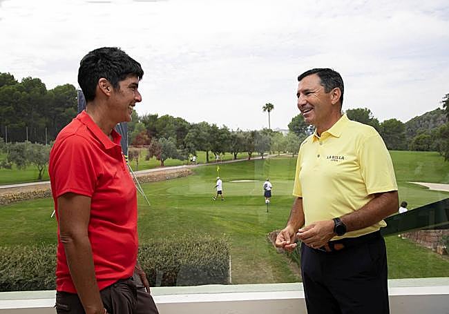 Jimena Blanco, la 'head greenkeeper' del campo, y Carlos García, el director de golf, se reúnen todos los días.