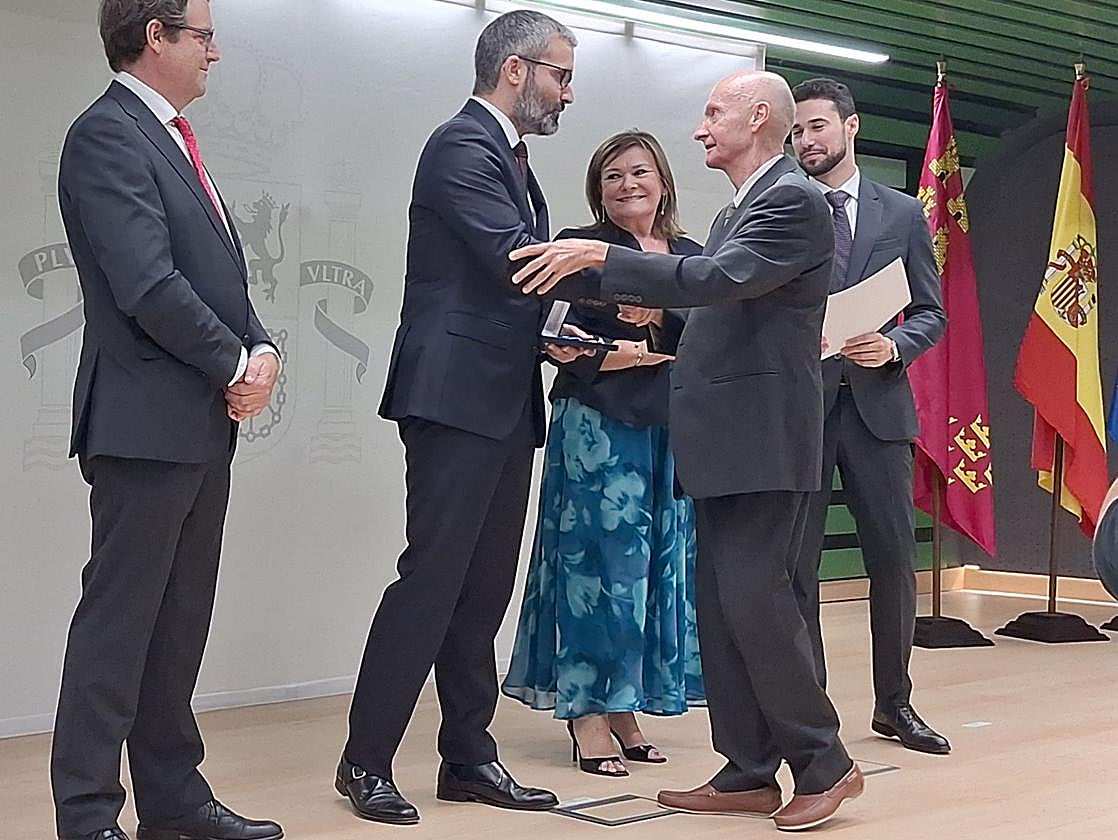 Francisco Lucas entrega la medalla a Joaquín Manuel Mondéjar.