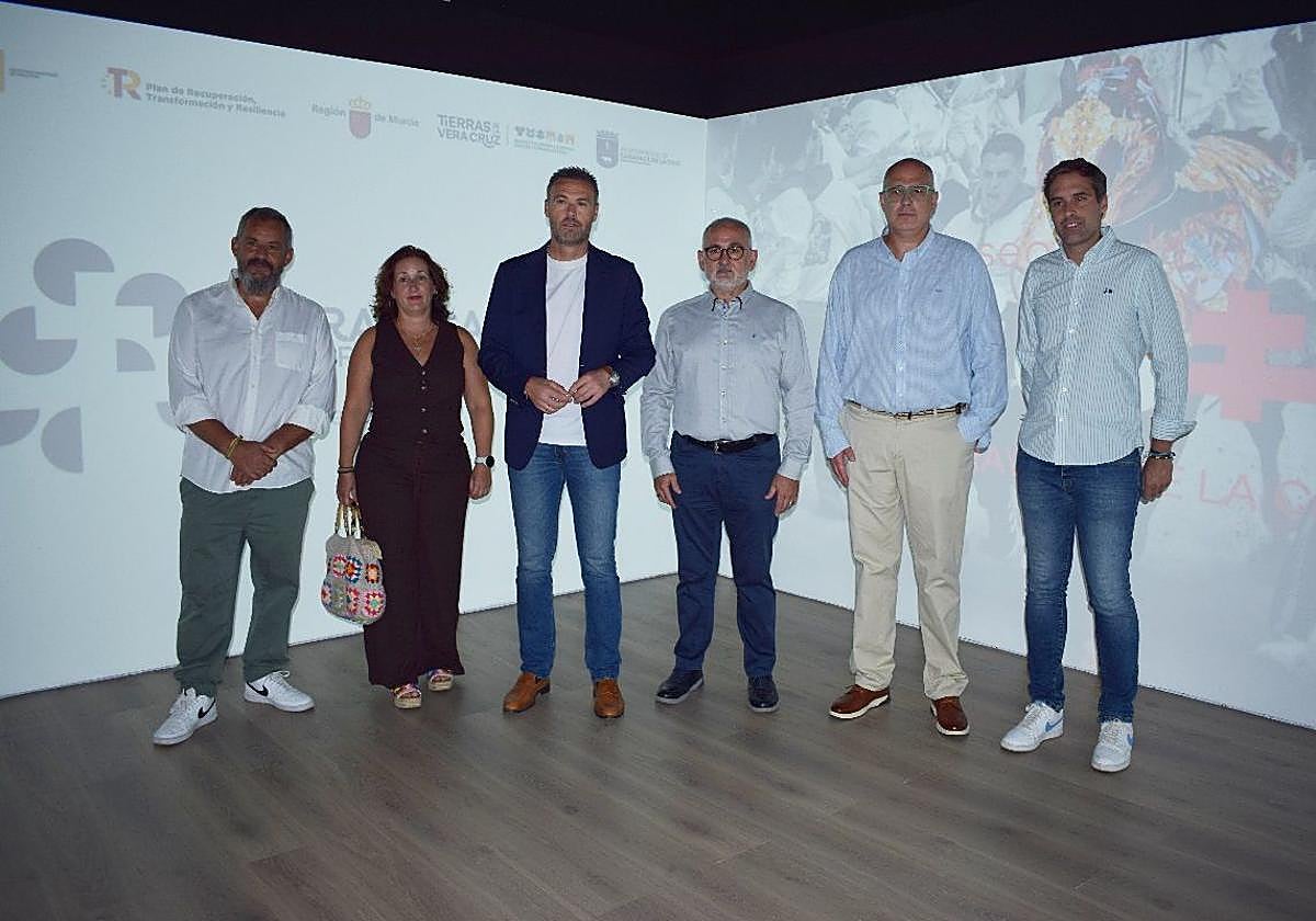 El acto de inauguración contó con la presencia del alcalde de Caravaca de la Cruz, José Francisco García, y del concejal de Turismo, José Santiago Villa.