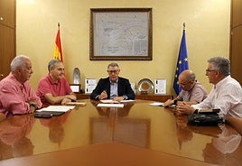 Reunión entre los vecinos de Barriomar y el presidente de la CHS, Mario Urrea.