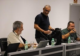 El rector, de pie, en el Claustro celebrado este lunes.