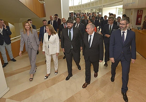 Marisa López Aragón, Visitación Martínez, Fernando López Miras, Jordi Hereu y Francisco Lucas, en primer término, este viernes, en el foro Avanza.