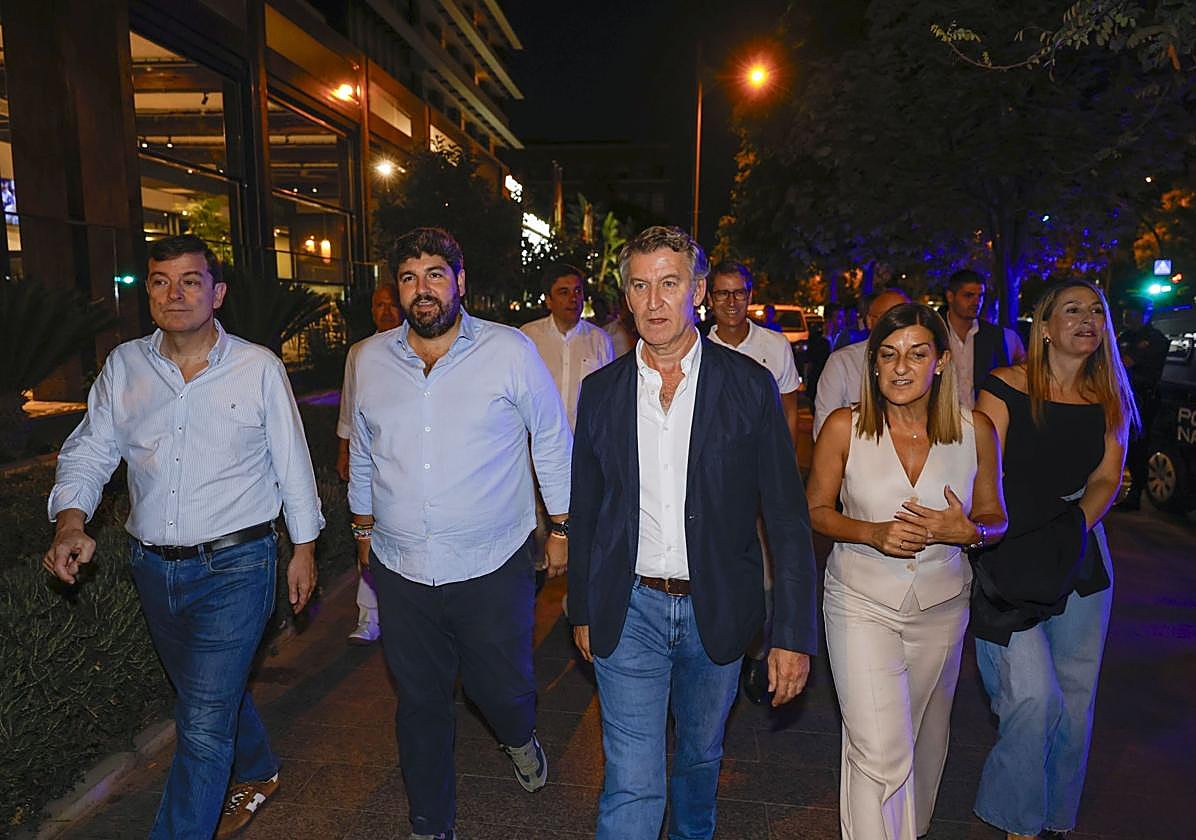 Núñez Feijóo, este viernes, junto al hotel 7 Coronas. A su derecha, Fernández Mañueco y López Miras; y a su izquierda, Sáenz de Buruaga y María Guardiola.