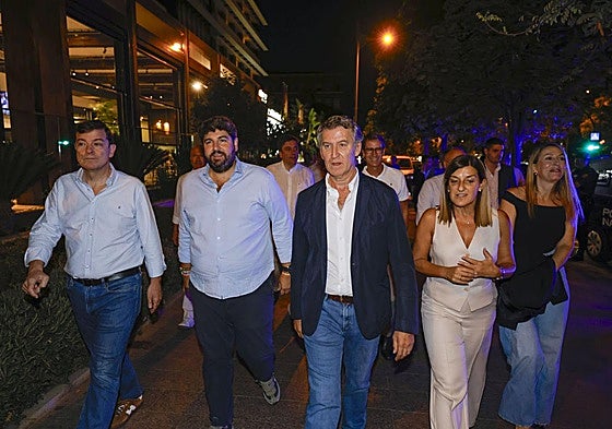 Núñez Feijóo, este viernes, junto al hotel 7 Coronas. A su derecha, Fernández Mañueco y López Miras; y a su izquierda, Sáenz de Buruaga y María Guardiola.