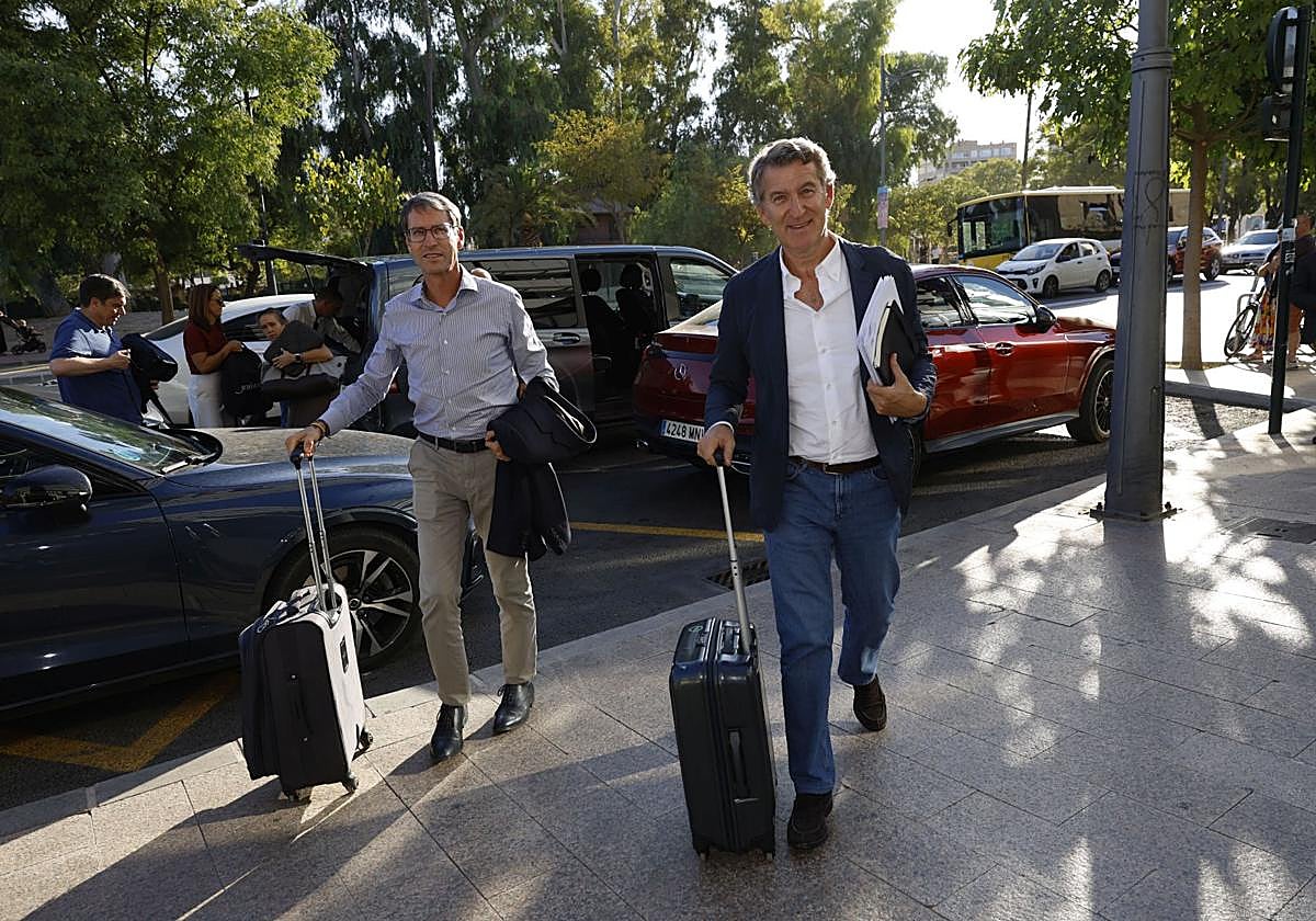 Feijóo llega al hotel 7 Coronas de Murcia, este viernes.