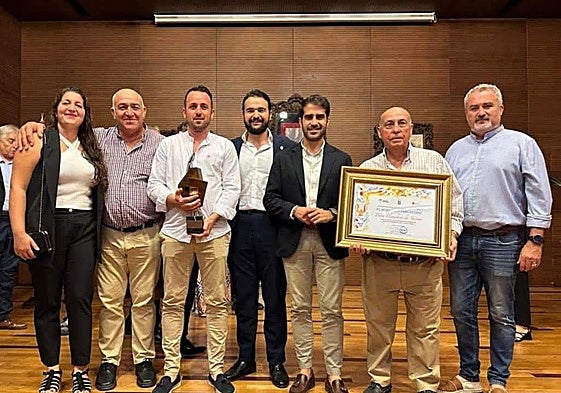 Dirección y presidencia de la Asociación Cultural Flamenca de Sucina junto a Joaquín Zapata, alcalde de La Unión y presidente de la Fundación Cante de las Minas.