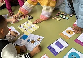 Ejercicios durante una clase de educación infantil.
