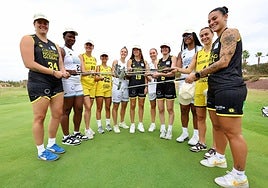 Las jugadoras del Jairis posan con palos de golf en su presentación de la temporada.