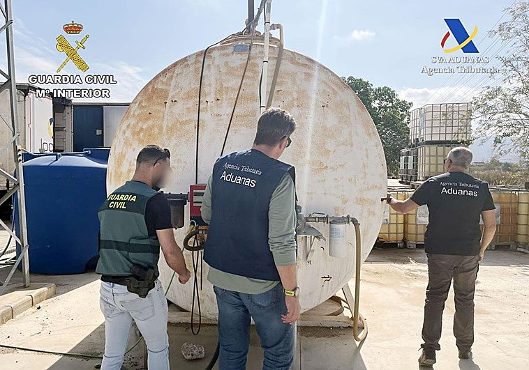 Agentes de la Guardia Civil y del Servicio de Vigilancia Aduanera en una de las estaciones investigadas.