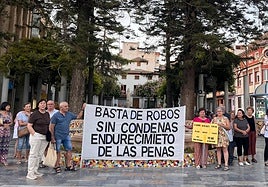 Los vecinos durante la concentración que realizaron en el jardín de Los Patos de Alhama de Murcia.
