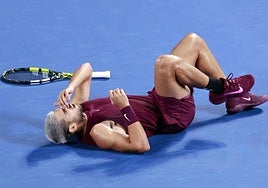 Carlos Alcaraz, tirado en la pista con gestos de dolor tras torcerse el tobillo ante Báez.