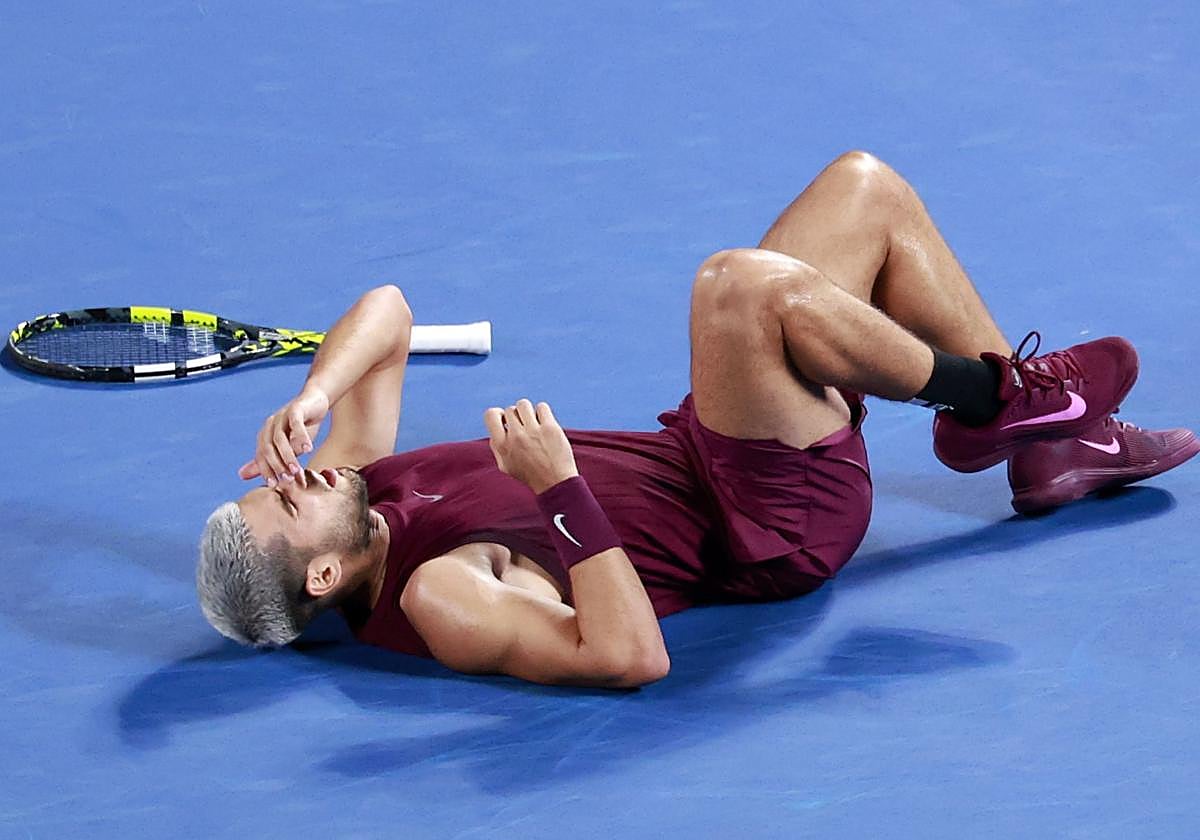 Carlos Alcaraz, tirado en la pista con gestos de dolor tras torcerse el tobillo ante Báez.