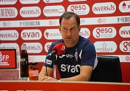 Joseba Etxeberria, este viernes, en el estadio Enrique Roca.