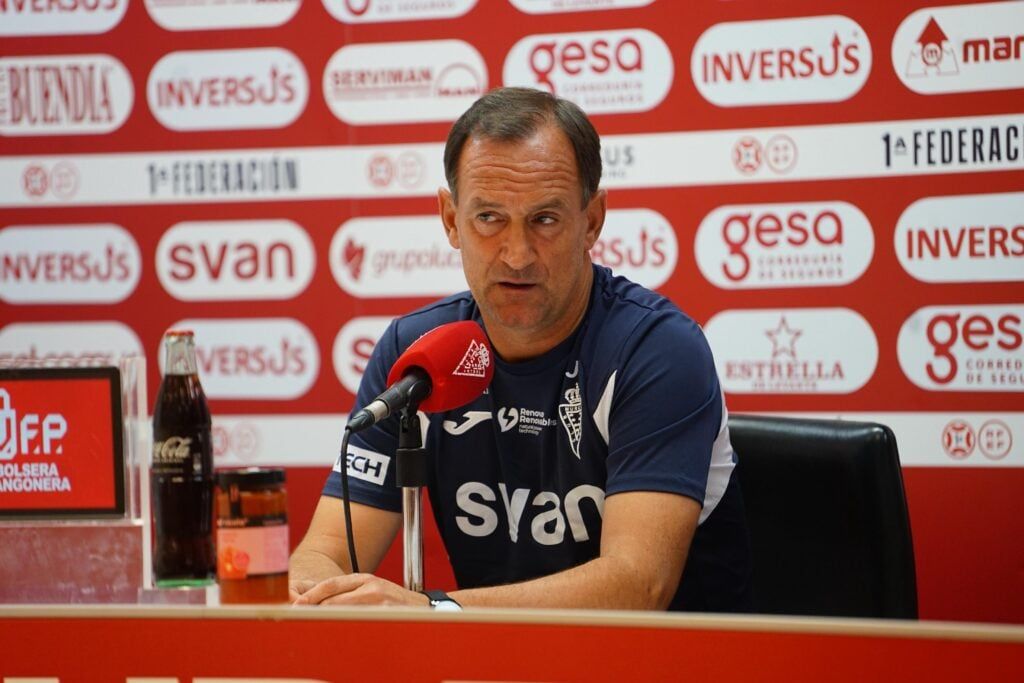 Joseba Etxeberria, este viernes, en el estadio Enrique Roca.