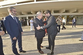 Saludo entre el ministro Jordi Hereu y Fernando López Miras en presencia de Francisco Lucas.