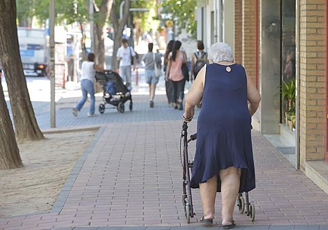 Parte de Abenarabi no tiene bancos a pesar de su anchura.