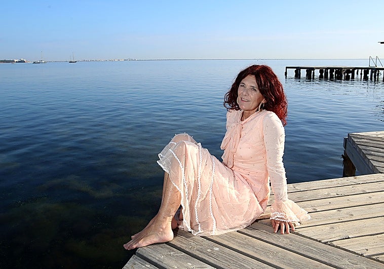 La abogada Teresa Vicente, catedrática de Filosofía del Derecho de la UMU, en Santiago de la Ribera (San Javier, Mar Menor).