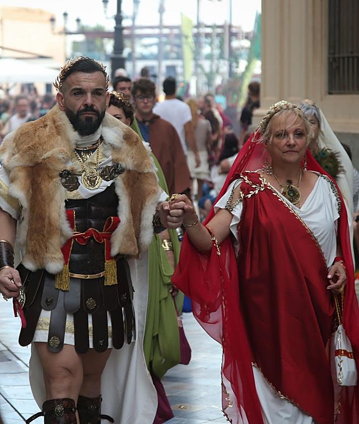 Imagen secundaria 2 - Zancudos, pegasos y música triunfal elevan al Olimpo a Tropas y Legiones de Cartagena en su gran desfile