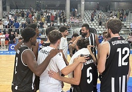 Los jugadores del Caesa Cartagena, tras el amistoso ante el HLA Alicante de pretemporada.