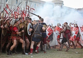 Un grupo de legionarios romanos carga contra los lanceros del ejército carthaginés, que tratan de resistir el envite con sus escudos.