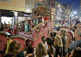 Escipión y Emilia Paula saludan al público congregado en Puerta de Murcia desde su carroza inspirada en el Panteón de Roma.