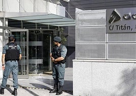 Dos agentes vigilan la sede de Adif durante un registro judicial en 2016.